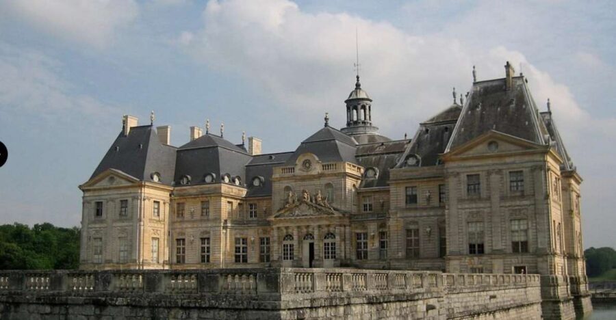 Private tour: Chateaux de Vaux le Vicomte & Fontainebleau - Pickup, van time, and how the schedule actually feels