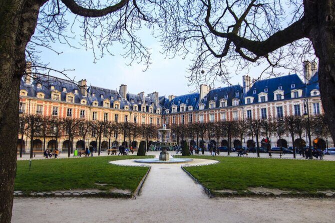 Private Tour in Italian of Paris: Centre, Montmartre, Louvre - Pont des Arts and the Seine: quick views that teach you where to look