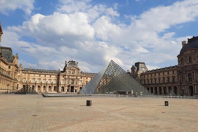 Private Tour in Italian of Paris: Centre, Montmartre, Louvre - Conciergerie and Sainte-Chapelle: quick hits when you know what to expect
