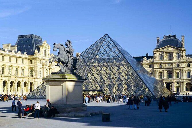 Private Tour in Italian of Paris: Centre, Montmartre, Louvre - Montmartre in a short stop: romance, streets, and a calmer kind of famous