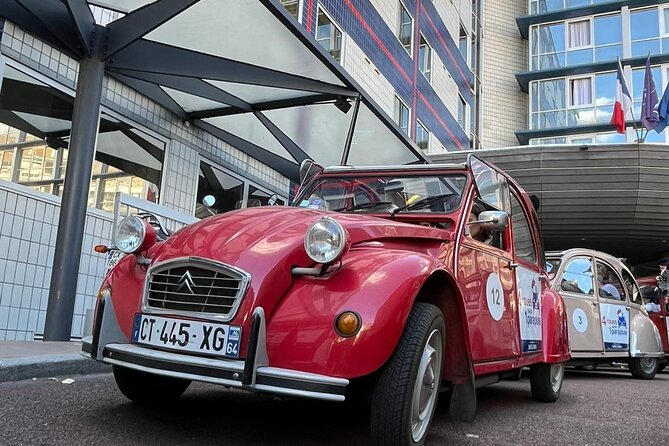 Private tour Paris Sightseeing 2 hours in Citroën 2CV - Comfort and practical limits in a small Citroën