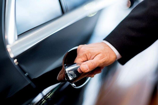 Private transfer from Charles de Gaulle airport to Paris: Premium Service - The Real Value of $84.95: When This Is Worth It
