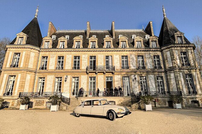 Private Vintage Car Tour of Paris in a Citroën DS - 2H - Montmartre: village energy with more time