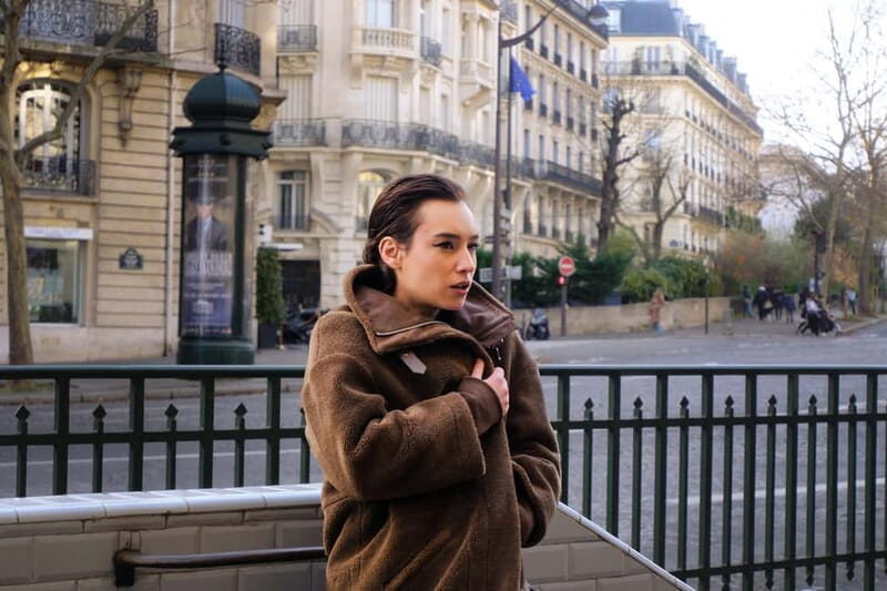 Pro & Instagrammable photo shoots in Paris - Posing help that keeps the photos natural