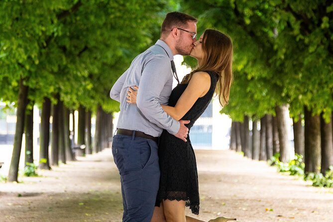 Professional Photo Shoot Walking Tour in Central Paris - Stop 1: Place Colette and the quick warm-up frames