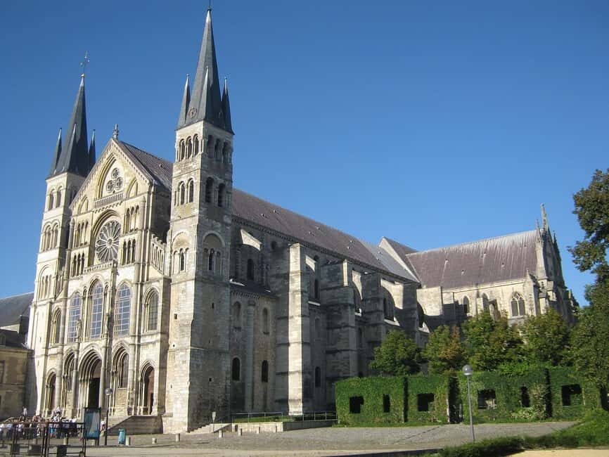 Reims: Private Guided Tour of the Champagne's capital - Cathedral of Reims exterior: 2,000 statues and the Smiling Angel