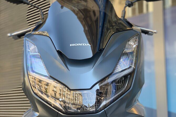 Rental scooter PCX Honda 125cc (B / A1 permit) Paris - Your rental bundle: helmet, gloves, lock, and insurance (and why it matters)
