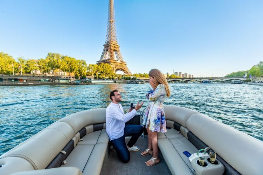 Romantic photo shooting on a private boat in Paris - Why a private Seine boat makes Paris romance work