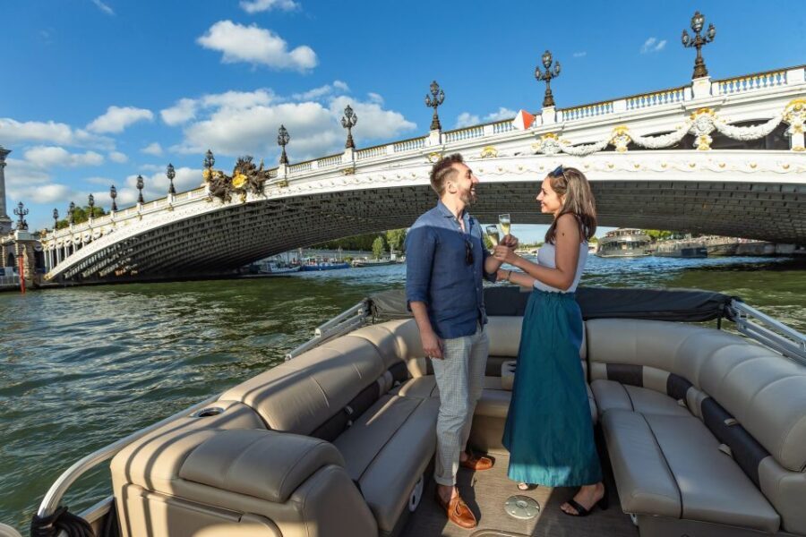 Romantic photo shooting on a private boat in Paris - The photo session: a discreet pro plus real results (minimum 30 edited pictures)