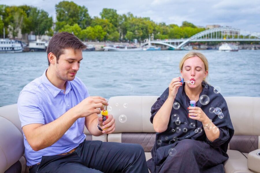 Romantic photo shooting on a private boat in Paris - Price and value: $1,167 per group up to 6