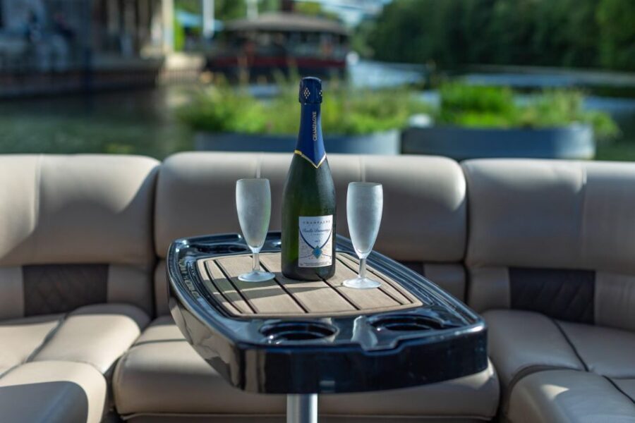 Romantic photo shooting on a private boat in Paris - Boarding near île aux cygnes and the cruise route that keeps great photo angles moving