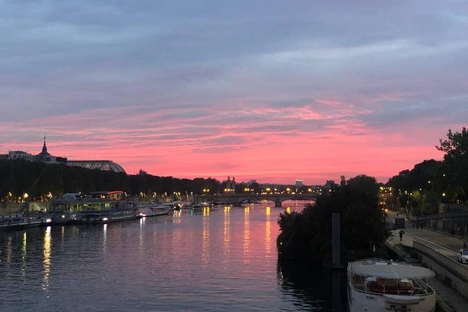 Running in Paris at dawn & see 10 secrets - Stop near the Eiffel Tower: early views without the scramble