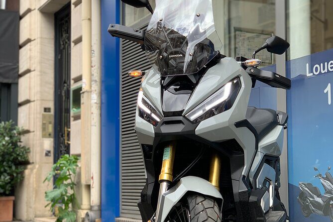 Scooter rental X-ADV Honda 2023 (A2 license) Paris - Gear included: the basics you actually want in your rental