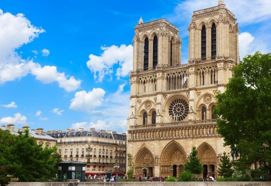 Secret Food Tours Notre Dame - The Heart of Paris - Crossing the Seine to Île Saint-Louis: macaron time, not a gimmick
