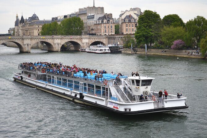 Seine River Cruise with Commentary 1 Hour - Seating and Timing: Upper Deck Photos vs. Comfort