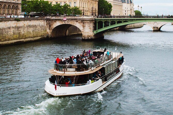 Seine River Cruise with Commentary 1 Hour - Recorded Commentary in Multiple Languages: Helpful, But Not Perfect