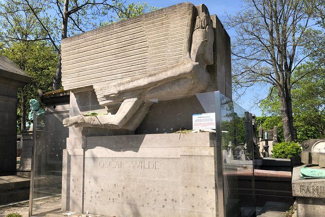 Semi-Private Père Lachaise Cemetery Tour - Père Lachaise, but with a guide that keeps it human