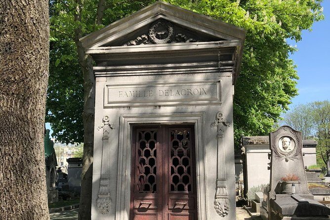 Semi-Private Père Lachaise Cemetery Tour - The guide matters: lively storytelling and smart pacing