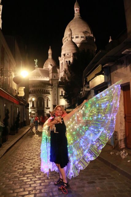 Singing Montmartre by night with a Diva - The Moulin Rouge finale: street show energy, guided sightseeing, and interaction