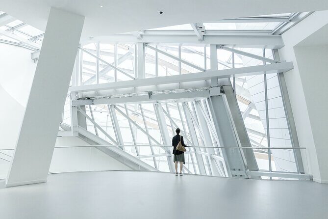 Skip-the-line Ticket Premium Access to Fondation Louis Vuitton - The shuttle from Place Charles de Gaulle: the underrated comfort factor