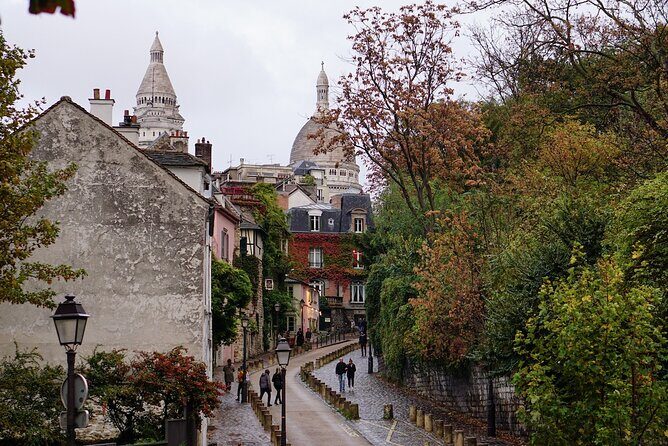 Small group visit to the Montmartre district in Italian - Stop 3: La Petite Maison Rose (since 1920) and the mystery of the pink