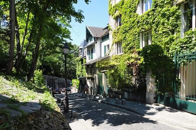 Small group visit to the Montmartre district in Italian - Stop 4: Montmartre streets, stairways, squares, and views