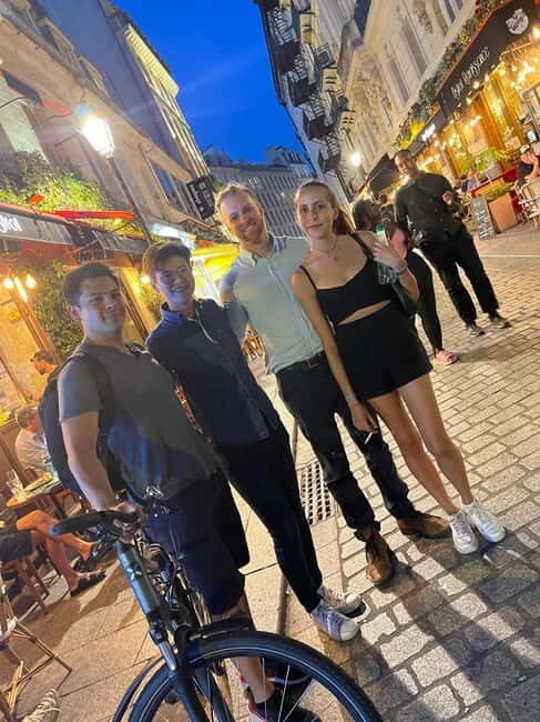 Solo travelers Meetup:A cultural stroll,Drinks & socializing - Small Group Energy: Talking Without Getting Lost