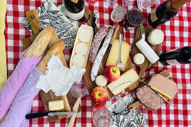 Sunset Picnic with View of Eiffel Tower and Live Music - Sunset timing and small-group vibes near the Seine