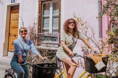 Taste of Paris Food and Bike Tour - Le Peloton Café: coffee, brioche, and a fast start at 10:15
