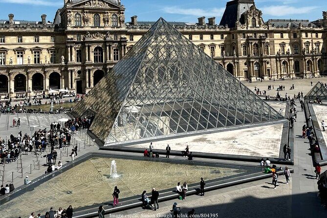 The Best of the Louvre Museum: Private Guided Tour - Meeting at the Cour Napoléon: where you’ll start