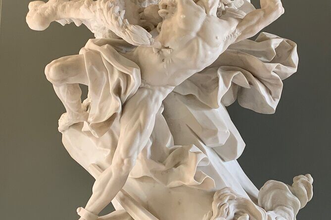 The Louvre: art and love. - Meeting at Arc du Carrousel: start where the day feels easy