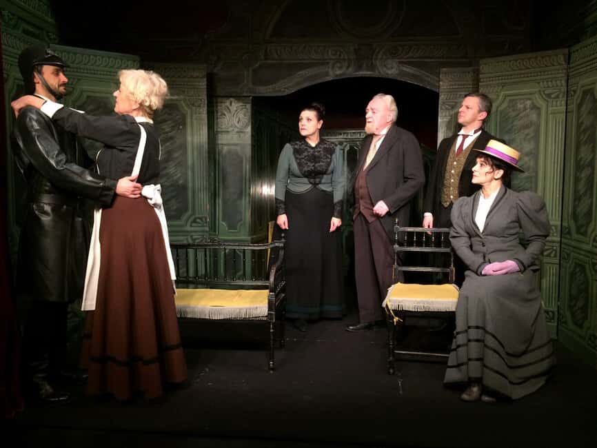 Theatre in Paris: The Bald Soprano (La cantatrice chauve) - How the English surtitles work on Wednesdays
