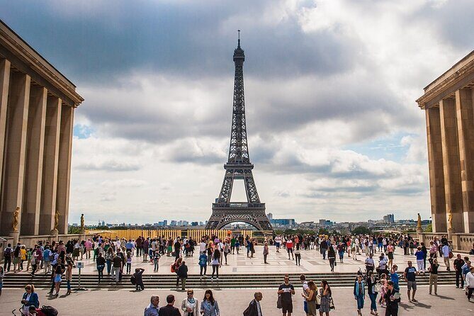 Tour guide in Paris - Visit Paris with your official guide ! - Eiffel Tower with a local guide: history while you walk the river