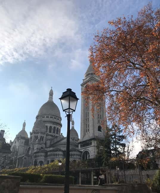 Tour in Italian of the Montmartre district with local guide - Maison Rose and the first photo stop: get your bearings fast
