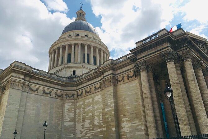 Treasure Hunt in Paris – From the Panthéon to the Louvre - Finishing in front of the Louvre: opening the chest at Cour Carrée side