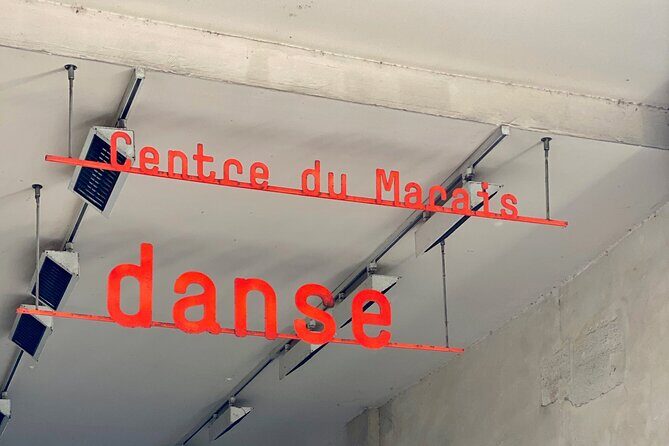 Trendy Marais, smartphone audioguided walking tour - Rue Pavée: cobblestones, an ancient library, and a 1,000-year wall
