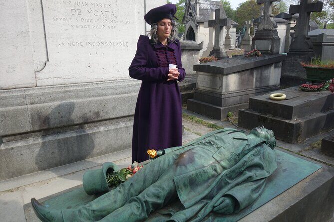 Unusual 2-hour guided tour of the Père Lachaise cemetery - Small Groups, French Language, and Staying Comfortable