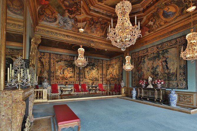 Vaux-le-Vicomte Castle Day Trip with Chateaubus Shuttle - Why Vaux-le-Vicomte feels different from Versailles