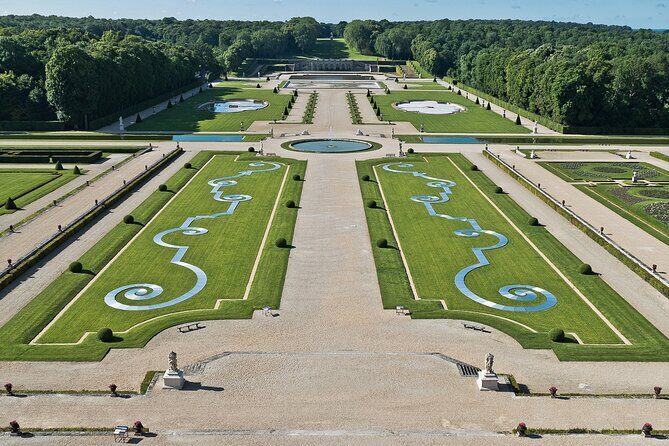 Vaux-le-Vicomte Castle Day Trip with Chateaubus Shuttle - Gardens + carriage museum: where you slow down (and reset)