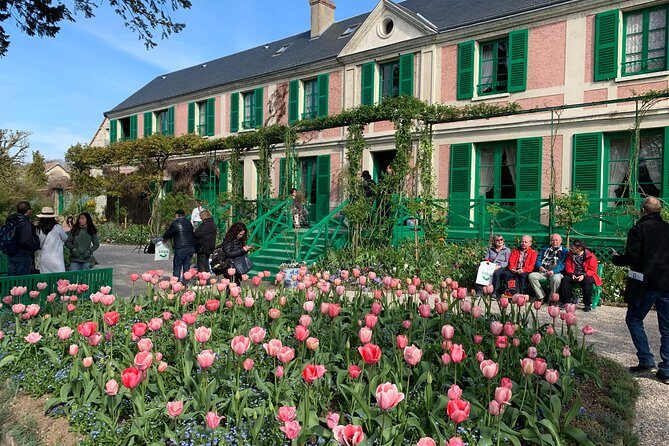 Versailles Palace and Giverny Private Guided Tour from Paris - Guides Make the Day: From Warm Pacing to Crowd-Handling