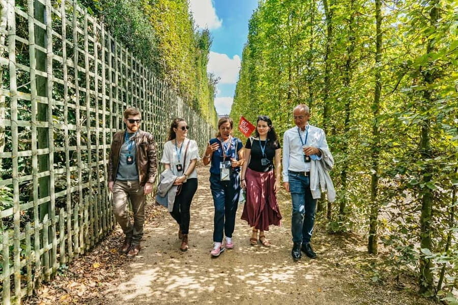 Versailles: Palace, Gardens & Marie Antoinette’s Estate Tour - The 1.5-Hour Lunch Break: Reset Before the Gardens