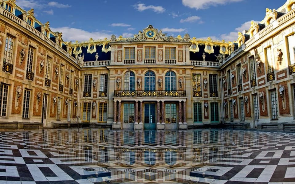 Versailles: Private Family Tour of Palace w/ Reserved Entry - Entering the Palace: reserved entry from Place d’Armes