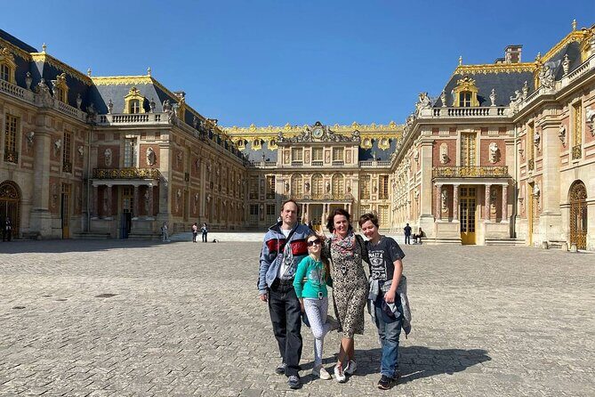 Versailles: Semi-Private Guided Tour with Train - On the train with your guide: the stories that make Versailles click
