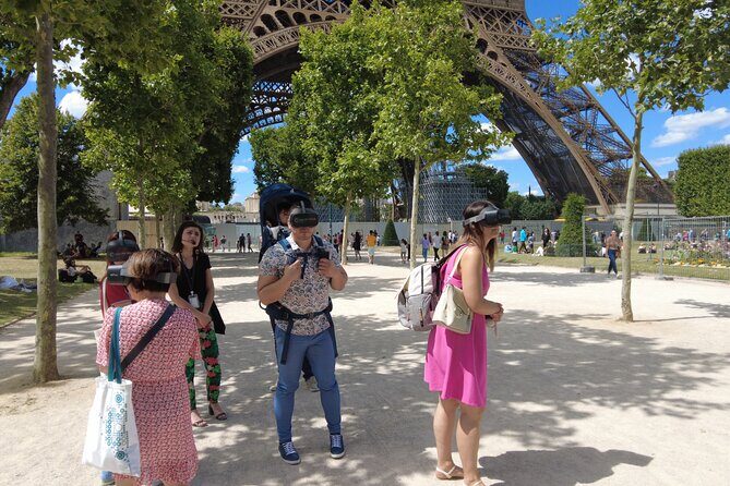 Virtual Reality Guided Tour at the Eiffel Tower - Live guide commentary: the difference between watching and understanding