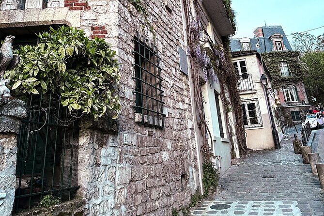 Walking Tour in Montmartre with a guide - Le Bateau-Lavoir: Picasso-era energy without a museum day
