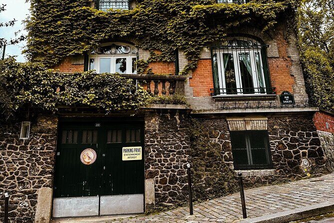 Walking Tour in Montmartre with a guide - Place du Tertre: cobblestones, buskers, and portrait artists