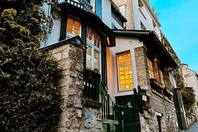 Walking Tour in Montmartre with a guide - Place Dalida and the tribute-to-a-star pause