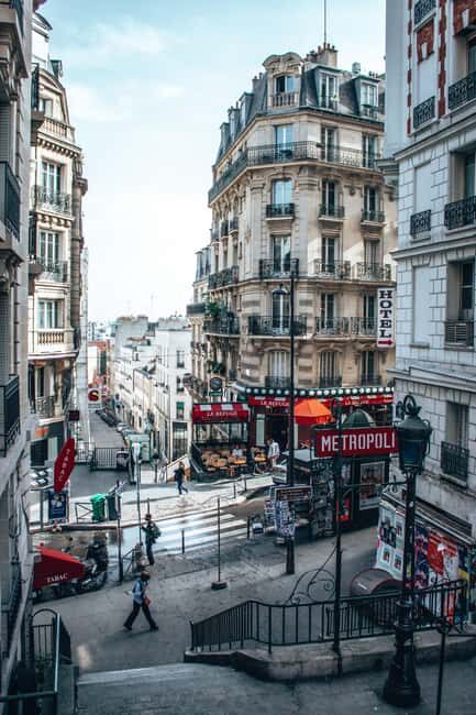 Walking Tour in Paris Montmartre with Tastings and Stories - Reviews to notice: the guides make or break the day