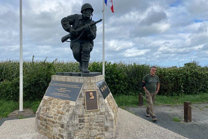 WW II Private Guided Tour American Landing Beaches in Normandy - The crossroads and the DMC tank: a brutal detail that sticks