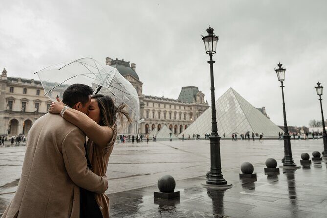 Your Photoshoot in Paris - Posing that feels natural: direction for couples, families, and solos